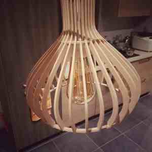 La lampe montée avec toutes les pièces de bois